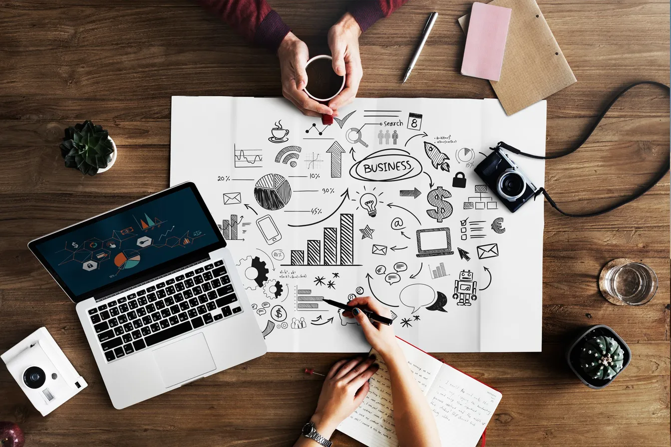 رسم بياني يوضح نمو التسويق الإلكتروني في دبي مع أيقونات تمثل قنوات التسويق المختلفة