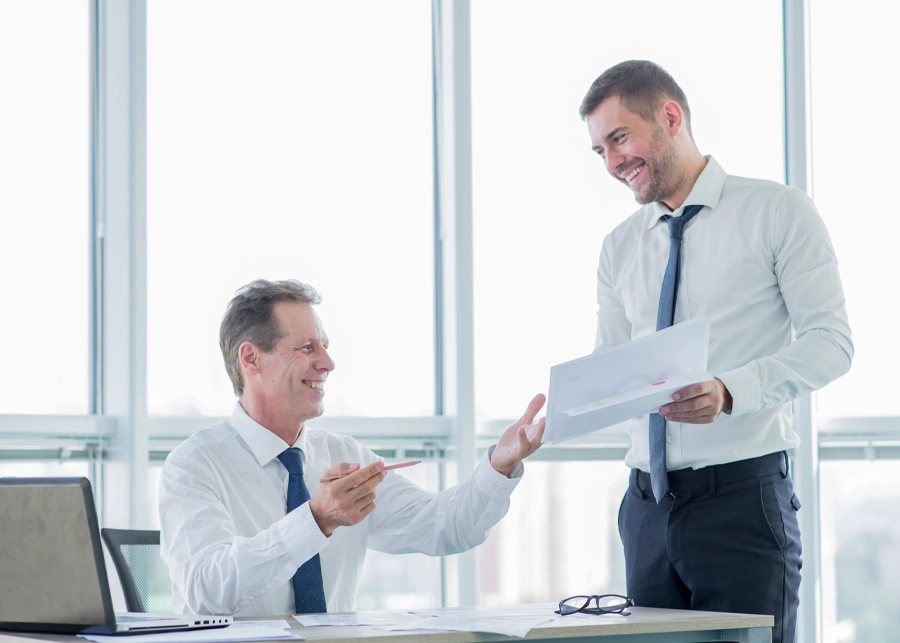 مستثمر سعيد يستلم الرخصة التجارية في دبي من خبراء تدابير، جاهز لبدء أعماله التجارية.