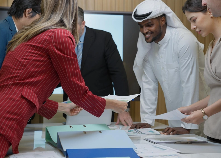 رجل أعمال ينظر إلى أفق دبي.