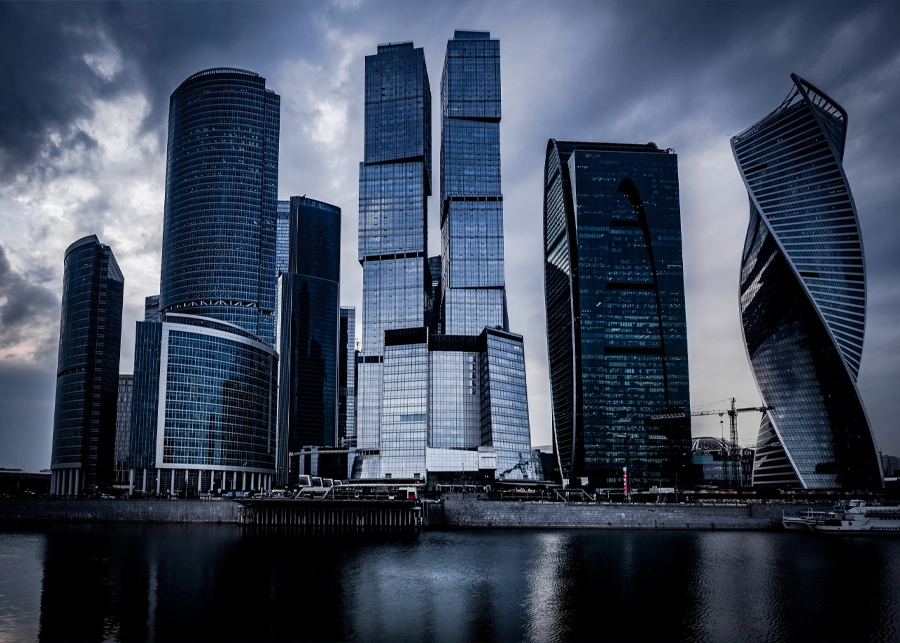 مقارنة بين تأسيس شركة في البر الرئيسي والمنطقة الحرة في دبي مع خلفية لأفق المدينة.