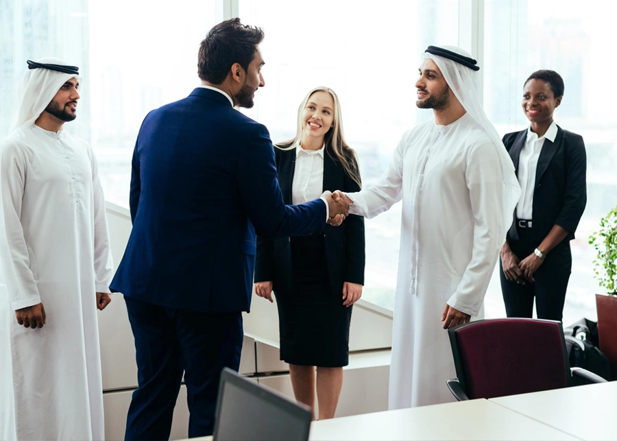 مستشار أعمال يقدم خدماته المهنية في دبي بعد الحصول على الرخصة المهنية.
