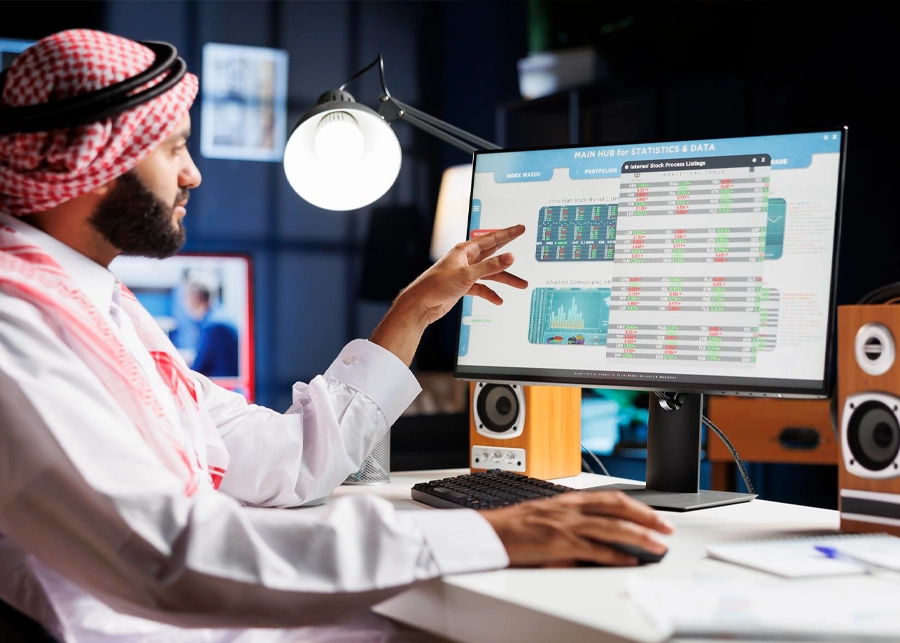 رائد أعمال يدير متجرة الإلكتروني من المنزل في دبي باستخدام رخصة التاجر الإلكتروني.